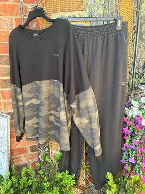 PINK Victoria's Secret Black & Olive Camo Womens Fleece Lounge Set